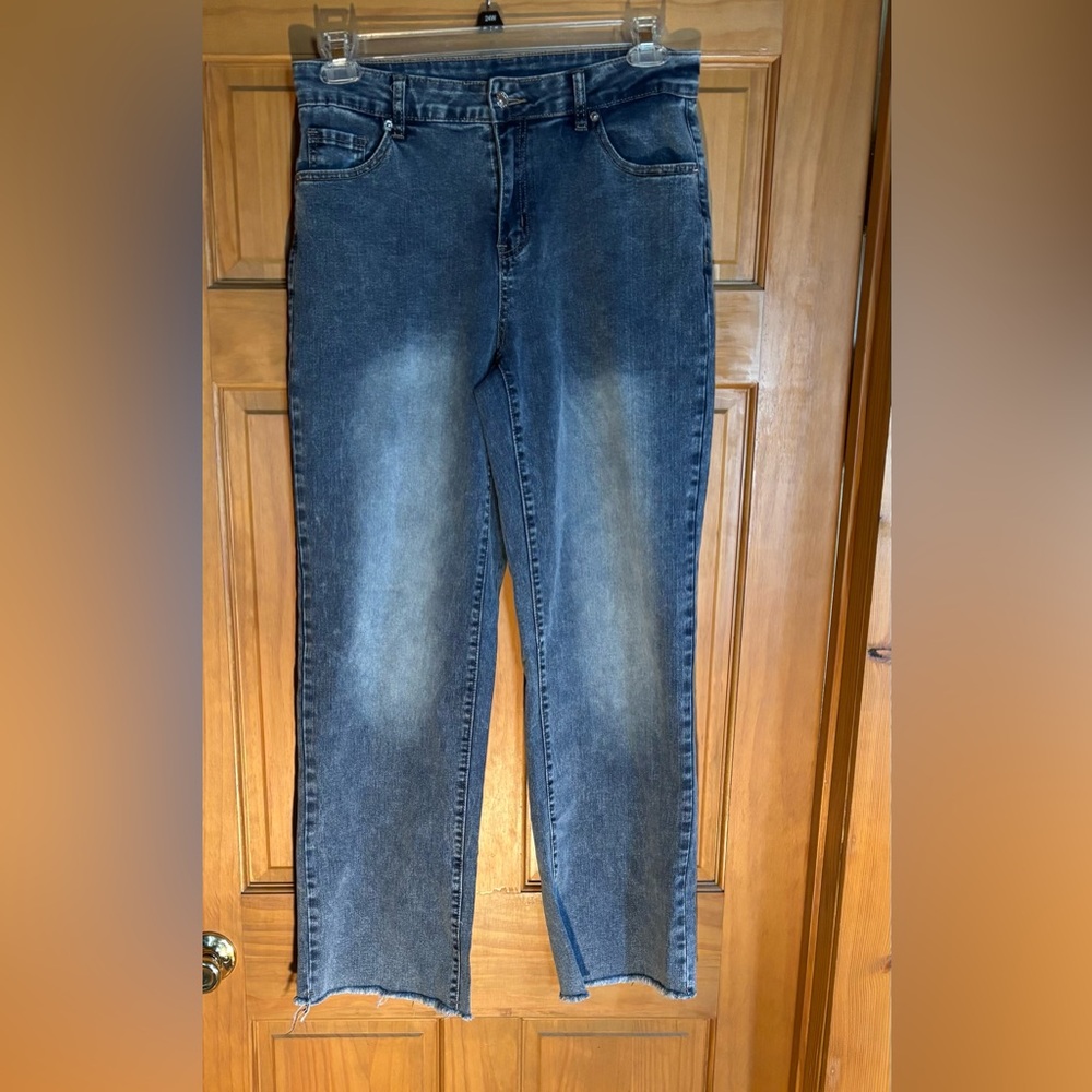 ⭐️High Rise Raw Hem Straight Leg Medium Wash Jeans⭐️